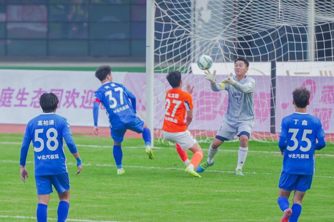 国内足球聚焦瞩目赛事,球员拼搏竞技 国内足球聚焦瞩目赛事,球员拼搏竞技