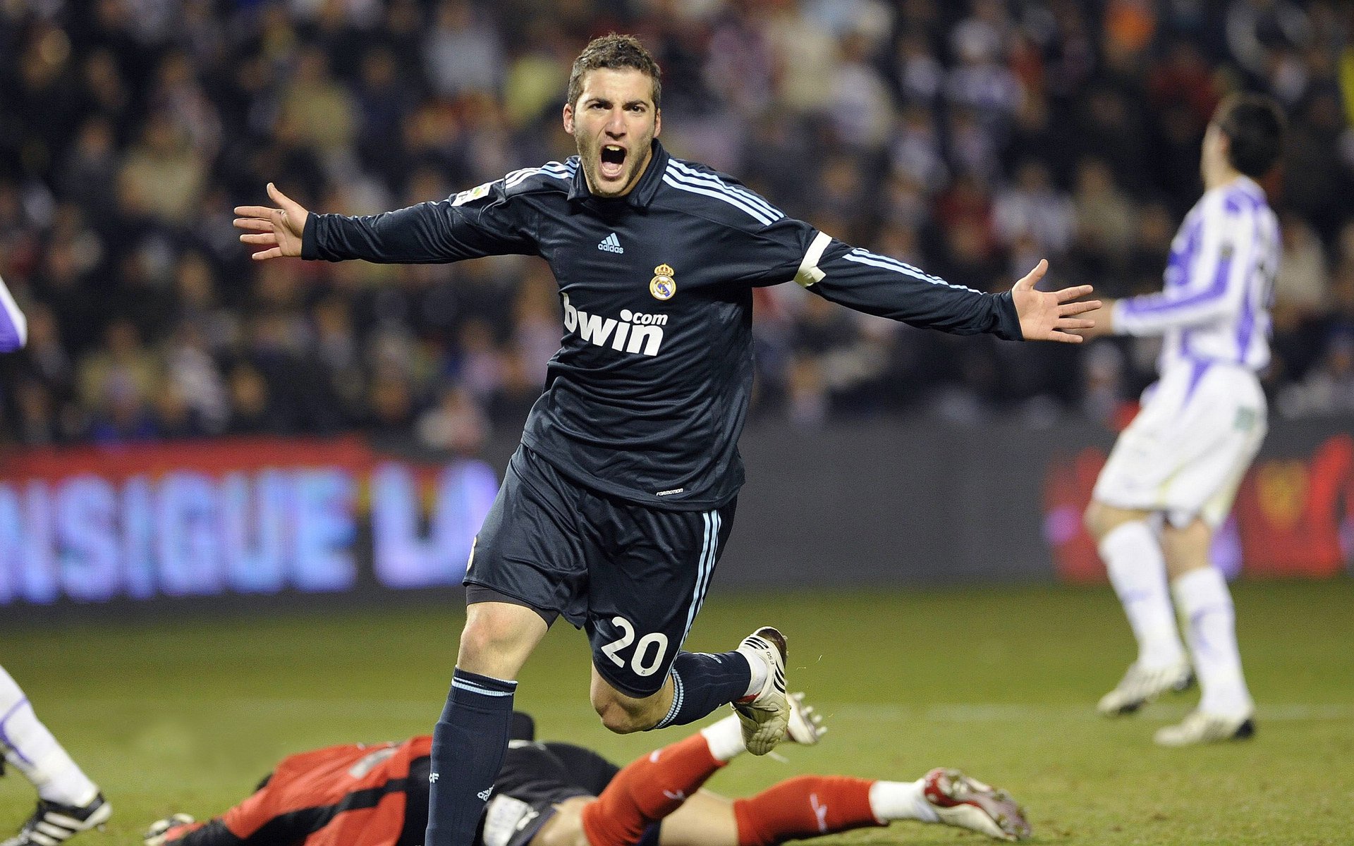 广厦队正面击溃老鹰,杰伦格林关键战不手软