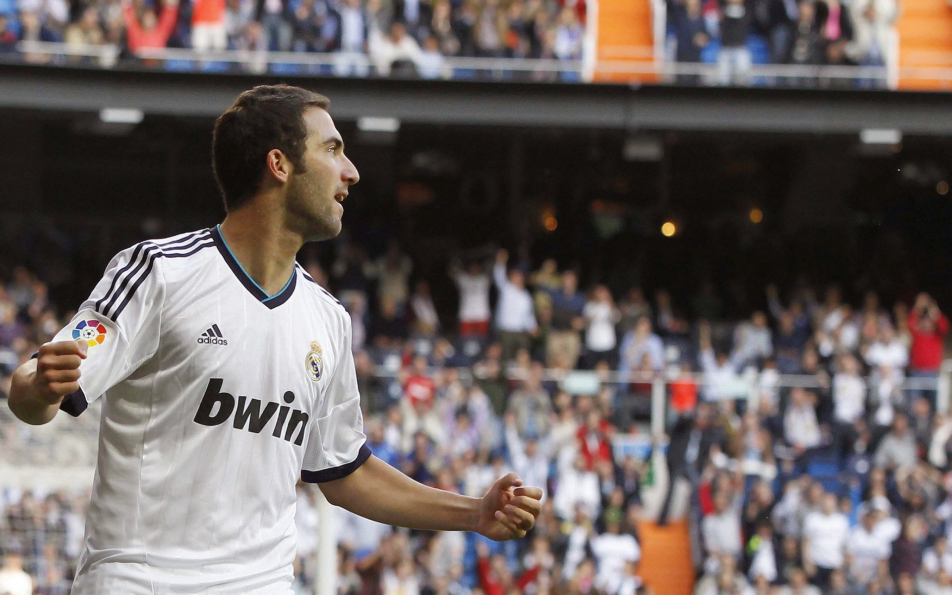 波斯铁骑的无声宣言，欧冠决赛夜，伊朗如何在中东绿茵德比中完胜卡塔尔